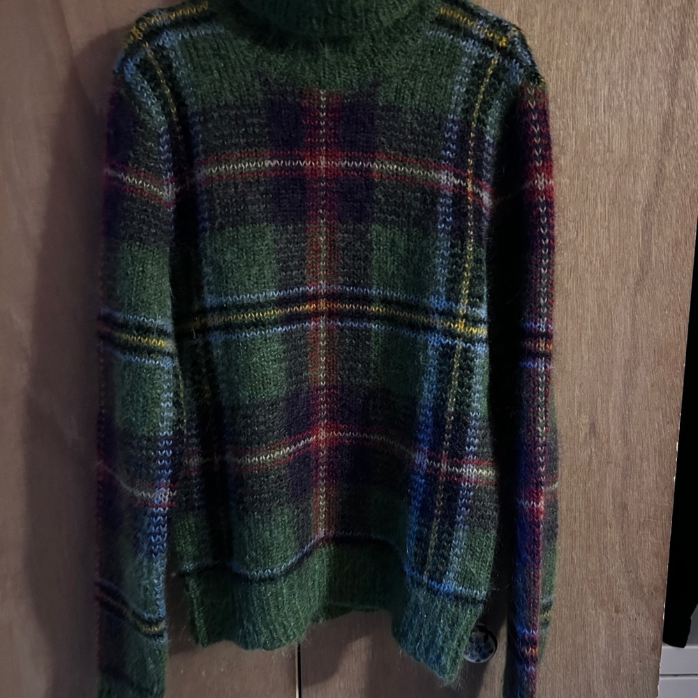 Ralph Lauren Green Turtleneck Sweater with Classic Elegance